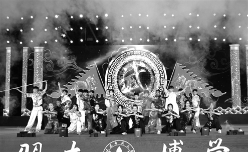 山东师范大学毕业晚会上,同学们带来了精彩的演出